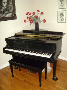 Play-Cocktail-Piano