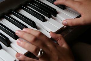 Learn-To-Play-Cocktail-Piano-Chord-Voicings